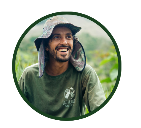 Retrato de João Gabriel Vilela Fries em uma área de agrofloresta.