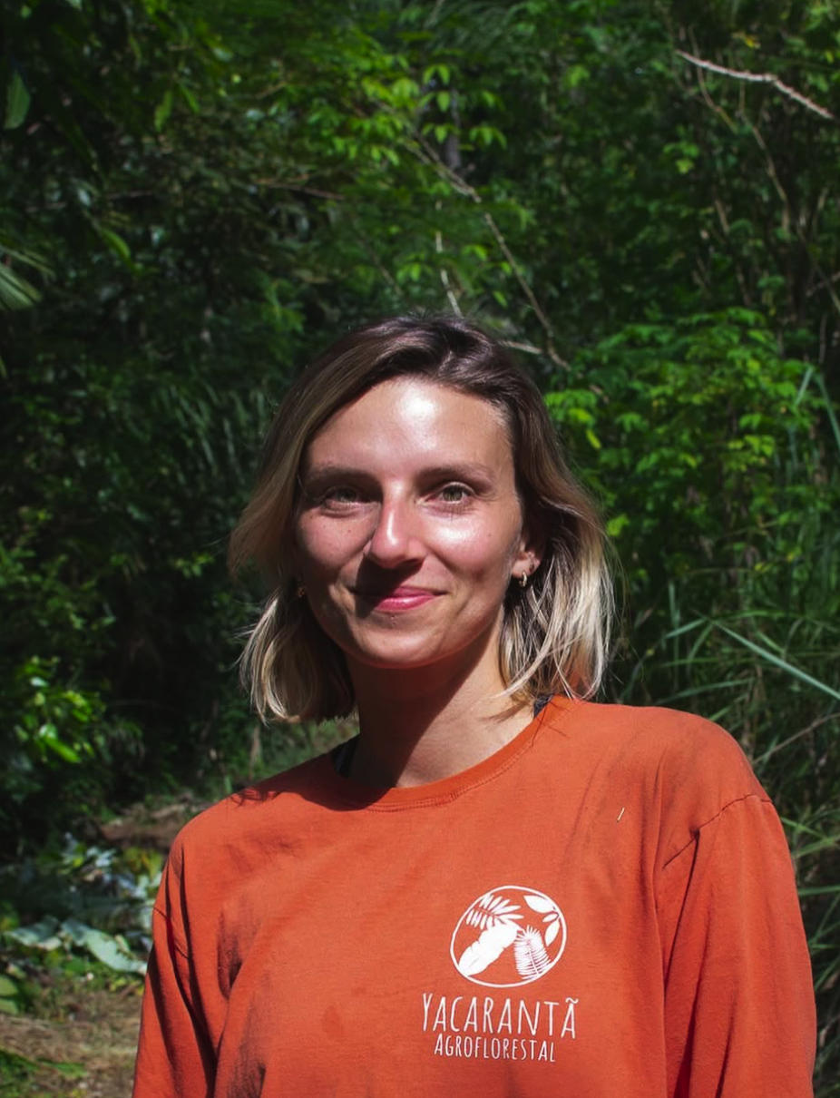 Retrato de Yasmin Lourenço em uma área de vegetação.